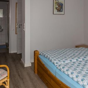 Zimmer mit Kingsize-Bett